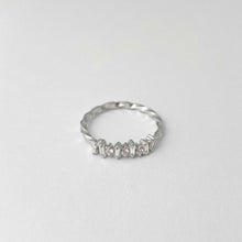 Load image into Gallery viewer, Twist Fragment Ring