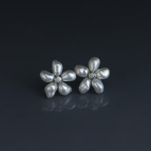Load image into Gallery viewer, Keshi A Flower Earrings
