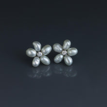 Load image into Gallery viewer, Keshi A Flower Earrings
