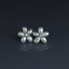 Load image into Gallery viewer, Keshi A Flower Earrings
