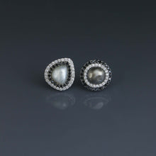 Load image into Gallery viewer, Mismatched Black and White Keshi Concentric Earrings
