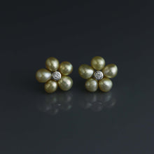 Load image into Gallery viewer, Golden Keshi Flower A Earrings
