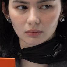 Load image into Gallery viewer, Mismatched Black and White Keshi Concentric Earrings
