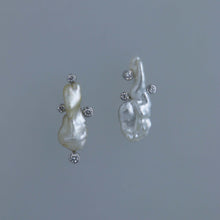 Load image into Gallery viewer, Keshi Satellite Drop Earrings
