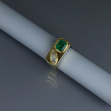 Load image into Gallery viewer, Colombian Emerald and Step Cut Pear Toi et Moi Gold Ring
